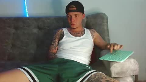 Snapshot of valentino_bel chatting on December 1, 9:42 pm Nick online show from December 1, 9:42 pm