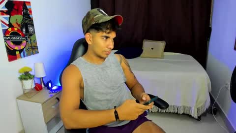 Snapshot of valentino_moura_ chatting on March 11, 12:17 pm VALENTINO MOURA online show from March 11, 12:17 pm