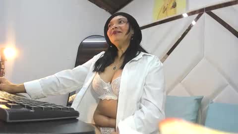 Snapshot of valeria_gil_ chatting on April 19, 8:00 pm valeria_gil_ online show from April 19, 8:00 pm
