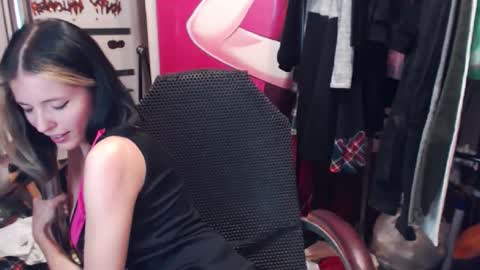 Snapshot of valeriaxkiss chatting on December 15, 7:10 pm ValeriaXKiss online show from December 15, 7:10 pm