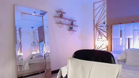 Snapshot of valerie__miller_ chatting on February 7, 6:28 am Valerie online show from February 7, 6:28 am