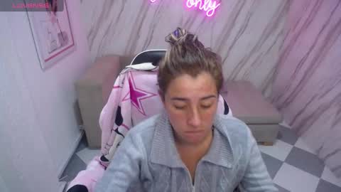 Snapshot of valerie_b chatting on December 13, 6:10 am valerie_b online show from December 13, 6:10 am