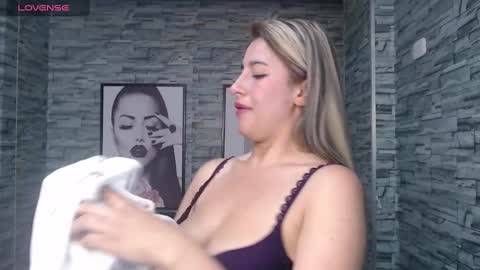 Snapshot of valerie_b chatting on December 21, 4:03 pm valerie_b online show from December 21, 4:03 pm