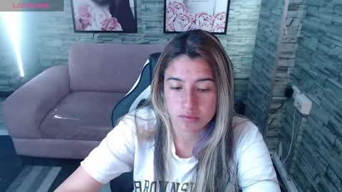 Snapshot of valerie_b chatting on February 7, 3:01 am valerie_b online show from February 7, 3:01 am