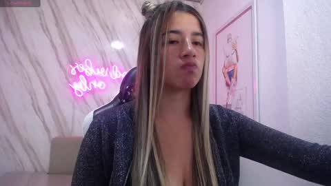 Snapshot of valerie_b chatting on February 18, 6:15 am valerie_b online show from February 18, 6:15 am