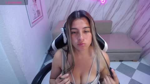 Snapshot of valerie_b chatting on February 22, 7:58 pm valerie_b online show from February 22, 7:58 pm