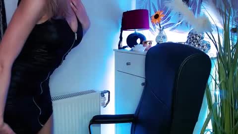 Snapshot of valerieluvsugar chatting on February 20, 11:42 am Valerie online show from February 20, 11:42 am