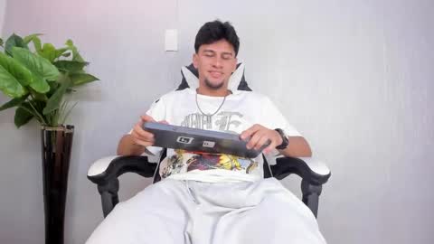 Valentino online show from April 1, 1:41 pm