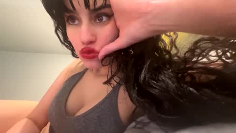 Snapshot of vampgatita chatting on December 15, 1:24 am vampgatita online show from December 15, 1:24 am