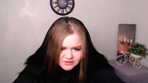 Snapshot of vandaray_ chatting on March 7, 10:56 am Vanda online show from March 7, 10:56 am