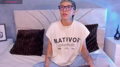 vane_grey online show from June 16, 7:27 pm
