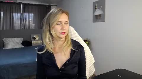Vanessa  online show from August 7, 2:30 pm