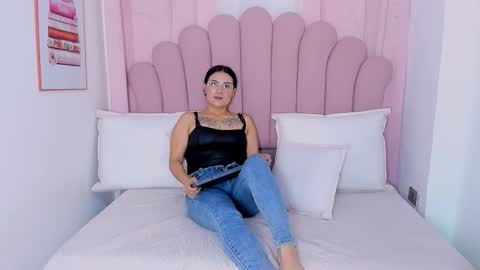 Snapshot of vanessamirren chatting on October 3, 12:02 pm vanessamirren online show from October 3, 12:02 pm