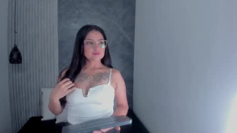 Snapshot of vanessamirren chatting on October 5, 12:47 pm vanessamirren online show from October 5, 12:47 pm