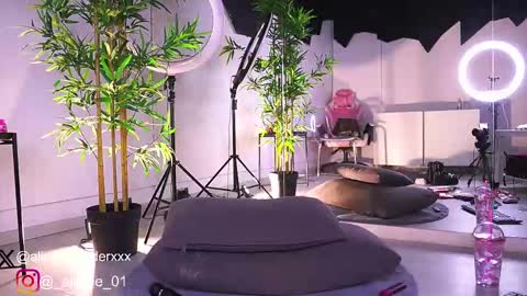 Vanessa Simon online show from February 13, 12:43 pm