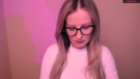 Mia online show from March 1, 6:10 pm