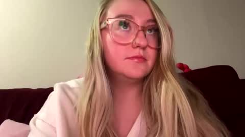 Snapshot of vanillapuddingpie chatting on December 13, 1:37 am vanillapuddingpie online show from December 13, 1:37 am