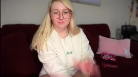 Snapshot of vanillapuddingpie chatting on March 3, 12:37 am vanillapuddingpie online show from March 3, 12:37 am