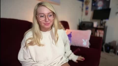 Snapshot of vanillapuddingpie chatting on March 8, 3:28 am vanillapuddingpie online show from March 8, 3:28 am