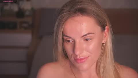 Snapshot of vanille_mystery chatting on June 1, 9:38 pm Sophie online show from June 1, 9:38 pm