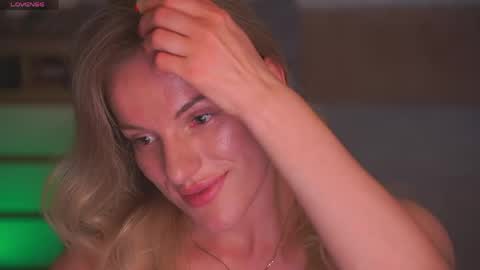 Snapshot of vanille_mystery chatting on June 9, 11:16 pm Sophie online show from June 9, 11:16 pm