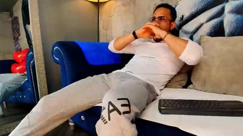 Snapshot of vans_ross chatting on February 14, 7:32 pm Vans Ross online show from February 14, 7:32 pm