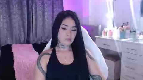 Snapshot of vayolett_bass chatting on October 28, 3:21 am Vayolett Bass online show from October 28, 3:21 am