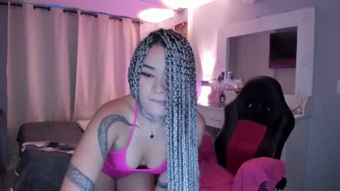 Snapshot of vayolett_bass chatting on December 22, 1:13 am Vayolett Bass online show from December 22, 1:13 am