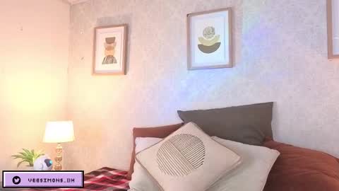 Vee Simons online show from December 17, 7:42 pm