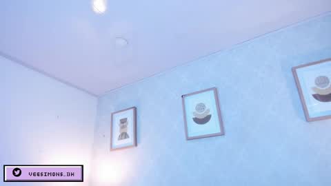 Vee Simons online show from April 1, 7:33 pm