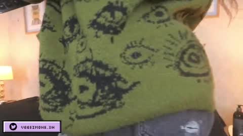 Vee Simons online show from April 4, 7:22 pm