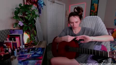 Snapshot of veeweatherbee chatting on January 28, 1:39 am Violet Weatherbee online show from January 28, 1:39 am