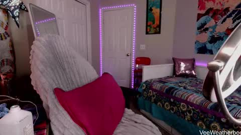 Snapshot of veeweatherbee chatting on November 26, 7:48 pm Violet Weatherbee online show from November 26, 7:48 pm