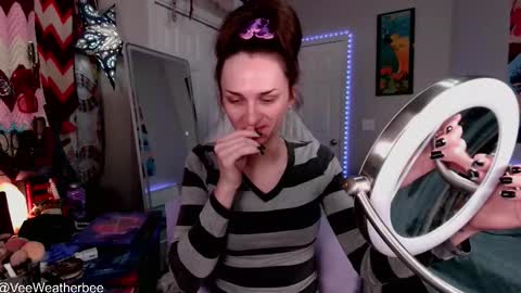 Snapshot of veeweatherbee chatting on December 21, 4:41 am Violet Weatherbee online show from December 21, 4:41 am