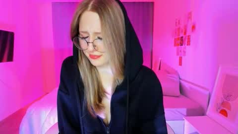 Snapshot of vega_blue chatting on March 3, 3:45 am Emma online show from March 3, 3:45 am