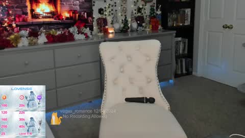 Snapshot of vegas_romance chatting on December 4, 4:32 am vegas_romance online show from December 4, 4:32 am