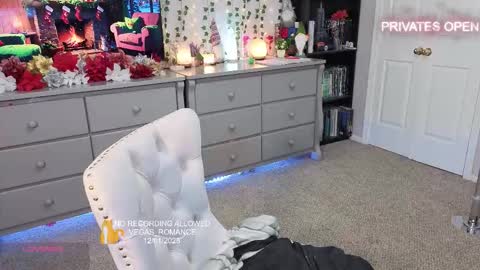 Snapshot of vegas_romance chatting on December 2, 3:45 am vegas_romance online show from December 2, 3:45 am