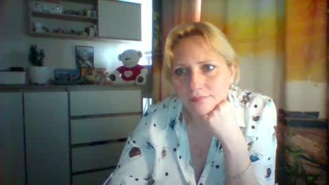 velka_raspberry online show from May 7, 8:09 am