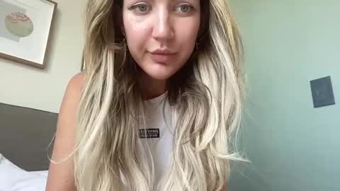 Snapshot of velonira chatting on November 17, 9:15 am velonira online show from November 17, 9:15 am