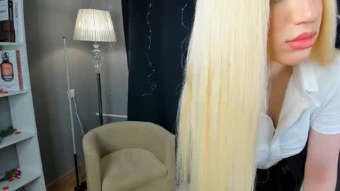 Snapshot of velourorbit chatting on February 26, 6:12 am Hi im Hannah online show from February 26, 6:12 am