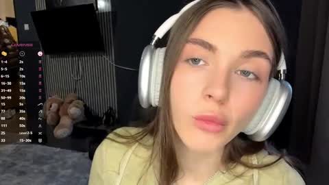 Nia online show from April 5, 2:58 pm