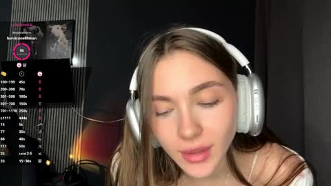 Nia online show from April 9, 3:06 pm