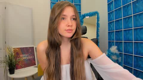 Snapshot of velvet_cherry chatting on December 18, 4:39 pm velvet_cherry online show from December 18, 4:39 pm