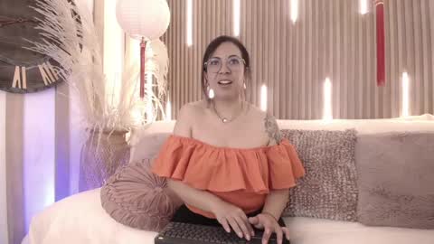 Snapshot of velvet_curly chatting on June 3, 12:30 pm Emma Curly online show from June 3, 12:30 pm