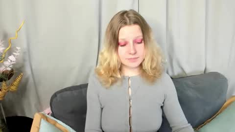 Snapshot of velvet_peach_ chatting on November 6, 11:11 am velvet_peach_ online show from November 6, 11:11 am