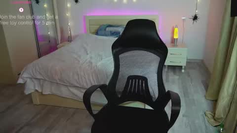 Mila online show from October 21, 7:03 pm
