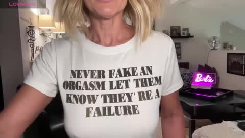 Snapshot of velvetbarbie chatting on March 12, 9:03 pm VelvetBarbie online show from March 12, 9:03 pm