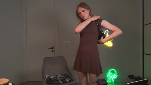 VelvetTGirl online show from March 23, 3:43 am