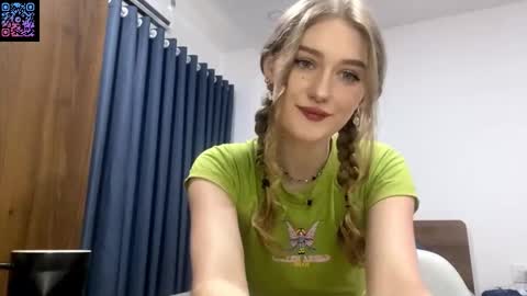 Snapshot of venniebonillas chatting on February 23, 10:12 am Emily online show from February 23, 10:12 am