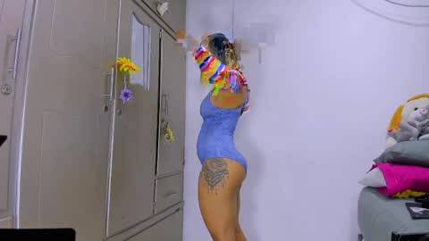 vennuss01 online show from April 4, 1:30 pm